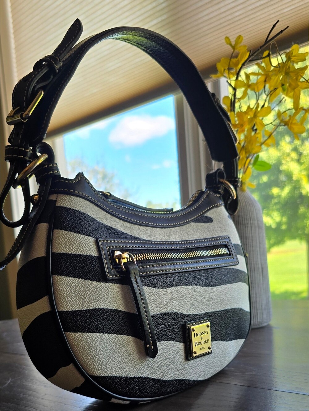 Dooney & Bourke Archives 2007 Crescent Hobo in Zebra. - Picture 4 of 12